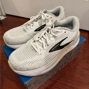 Brooks Ghost Max 2 Size 8